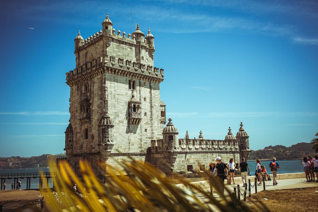 découvrez la tour de belém, emblème historique de lisbonne, symbole de l'ère des grandes découvertes et site classé au patrimoine mondial de l'unesco.