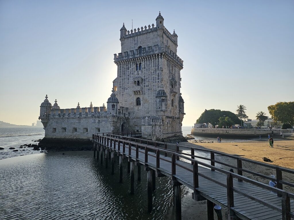 découvrez la tour de belém, un monument historique emblématique de lisbonne, symbole de l'ère des grandes découvertes et offrant une vue imprenable sur le fleuve tage.