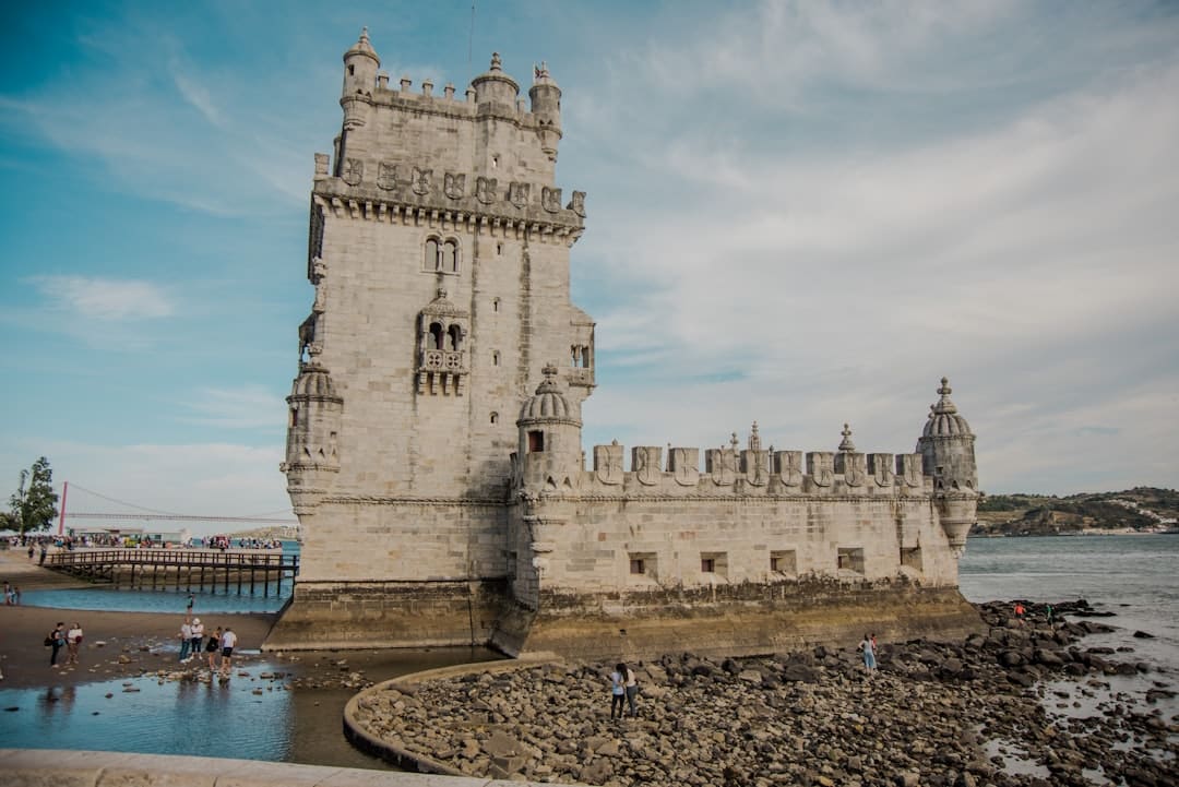 découvrez la tour de belém, emblème historique de lisbonne, symbole de l'époque des grandes découvertes et site classé au patrimoine mondial de l'unesco.