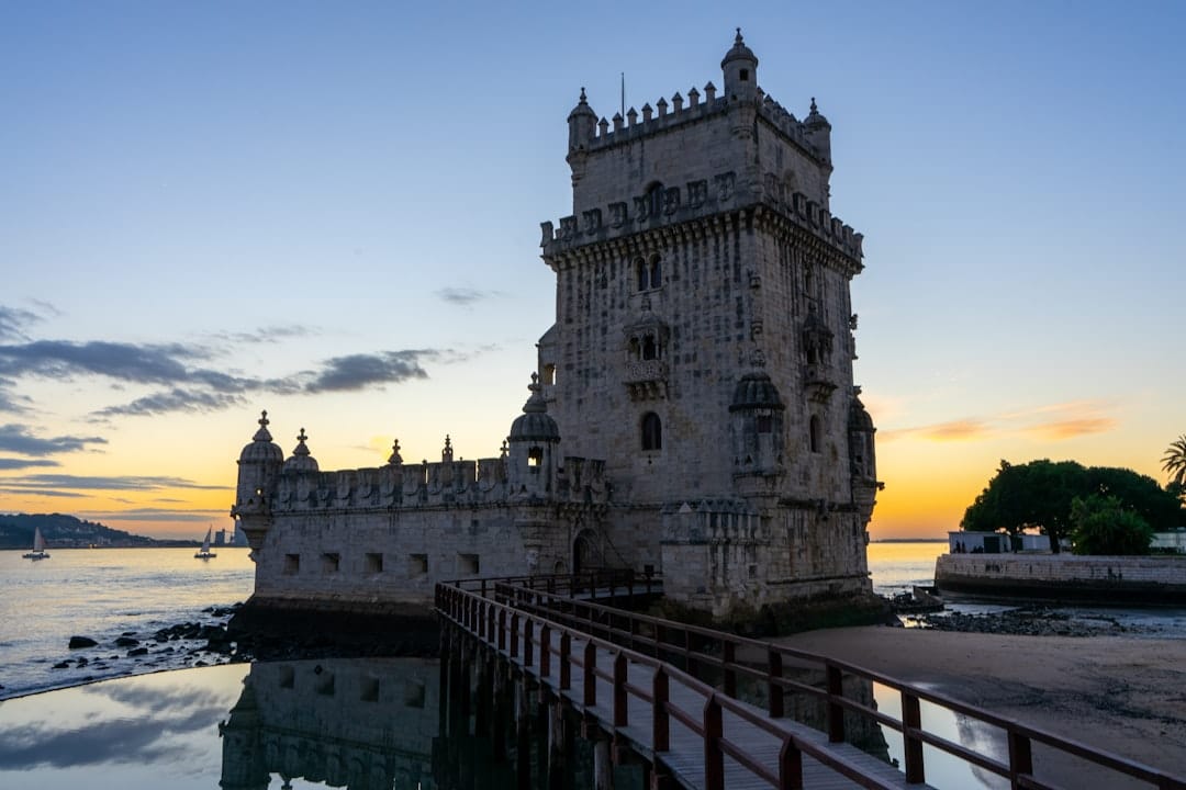 découvrez la tour de belém, un emblème historique de lisbonne, symbole de l'ère des grandes découvertes avec son architecture manuéline unique au bord du fleuve tage.
