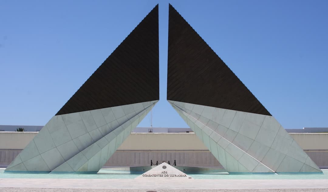 découvrez la tour de belém, un monument emblématique de lisbonne alliant histoire et architecture portugaise, situé au bord du fleuve tage.
