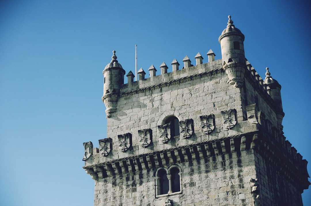 découvrez la tour de belém, un monument emblématique de lisbonne, symbole de l'ère des découvertes portugaises et site classé au patrimoine mondial de l'unesco.