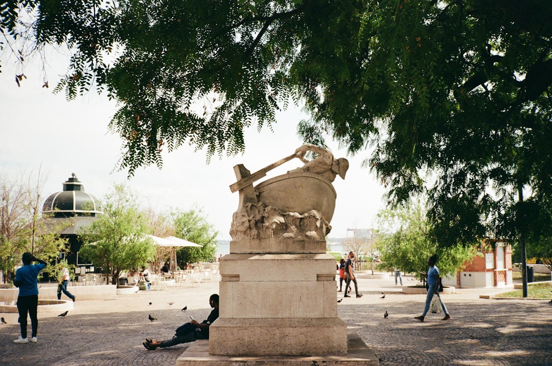 découvrez la tour de bélém, un monument historique emblématique de lisbonne, symbole de l'ère des grandes découvertes avec son architecture unique et sa vue impressionnante sur le tage.