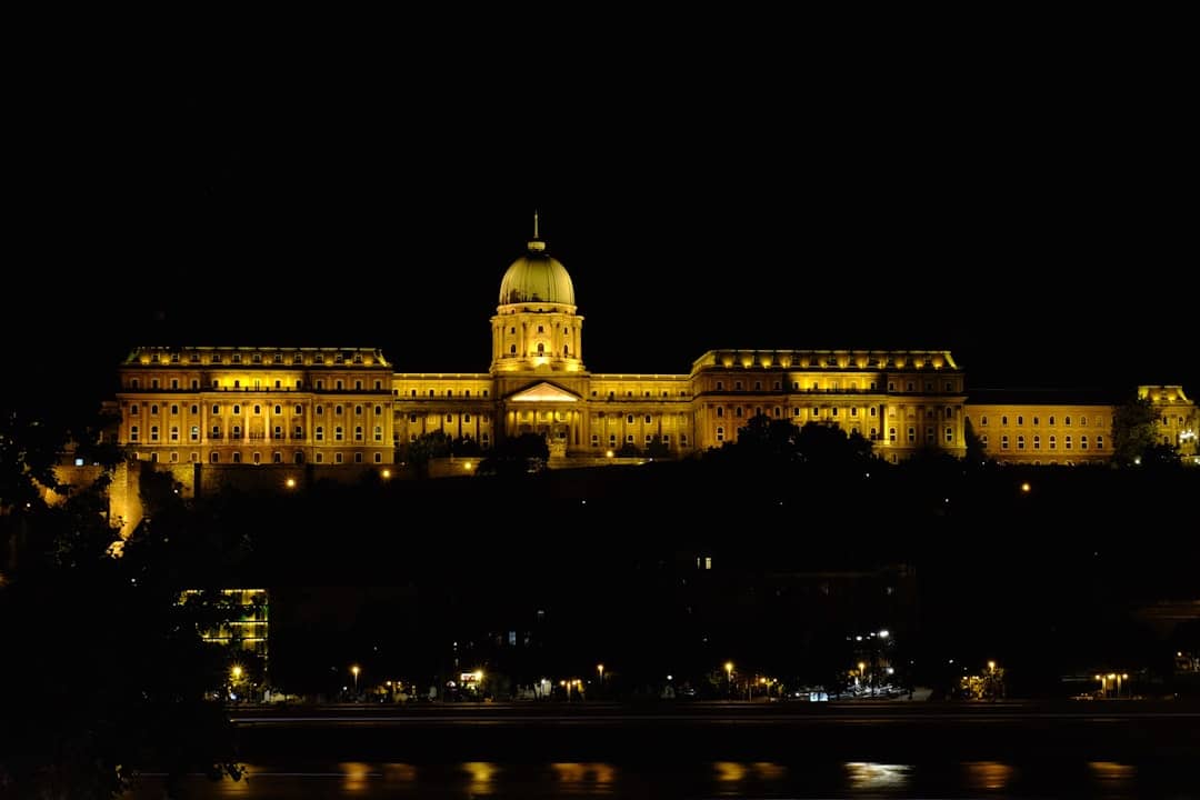 découvrez les meilleurs hébergements à budapest, alliant confort, emplacement idéal et tarifs compétitifs pour un séjour inoubliable en hongrie.