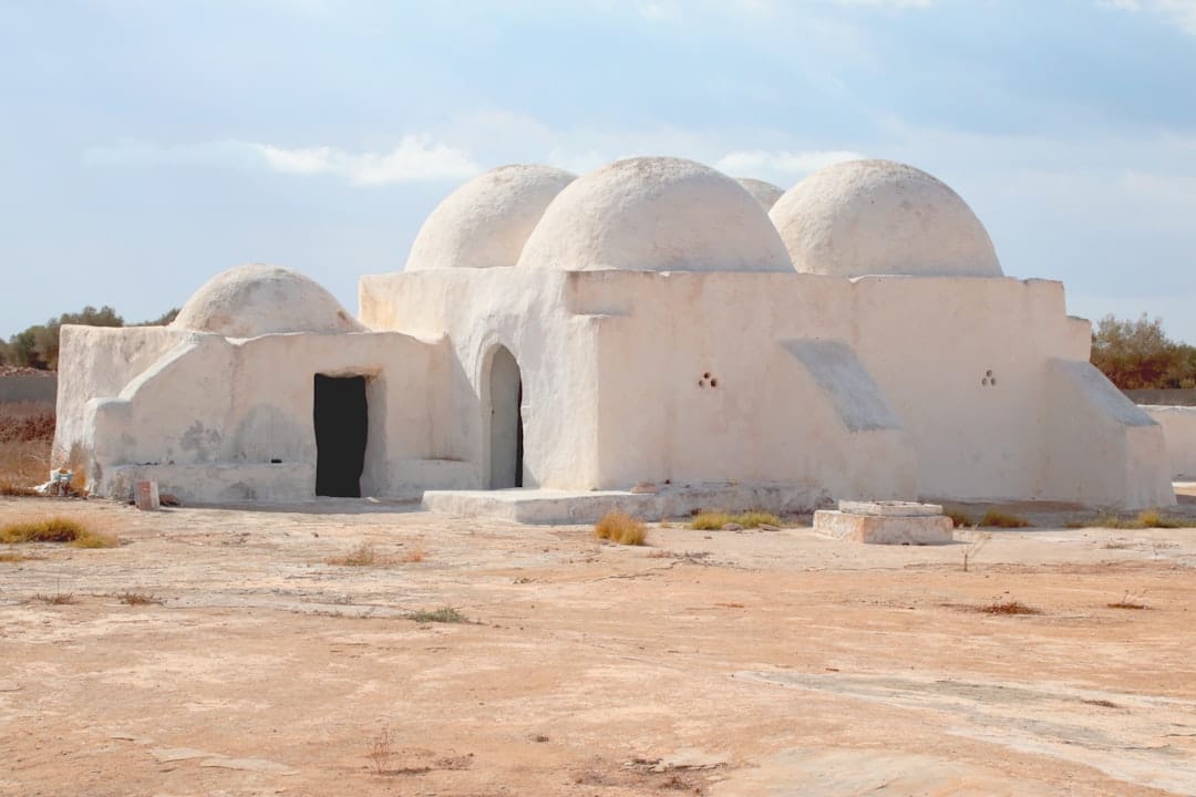 explorez les merveilles de djerba à travers des découvertes uniques mêlant culture, histoire et paysages idylliques pour une expérience inoubliable.