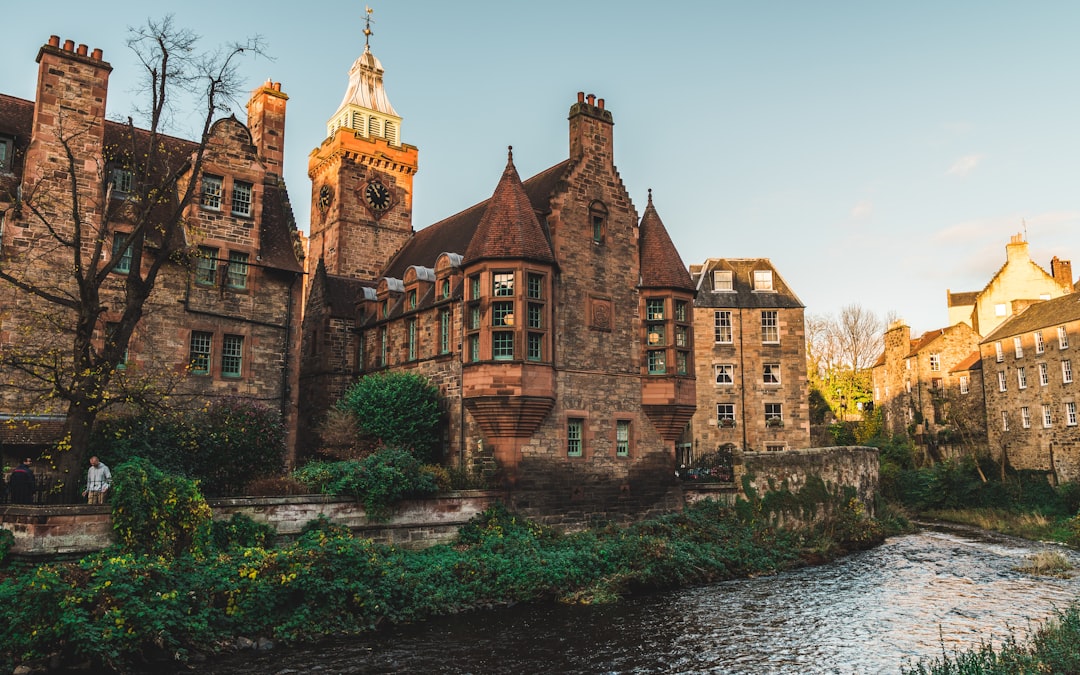 découvrez édimbourg, la capitale écossaise riche en histoire, culture et paysages magnifiques. explorez ses châteaux, ses ruelles pittoresques et ses festivals uniques.