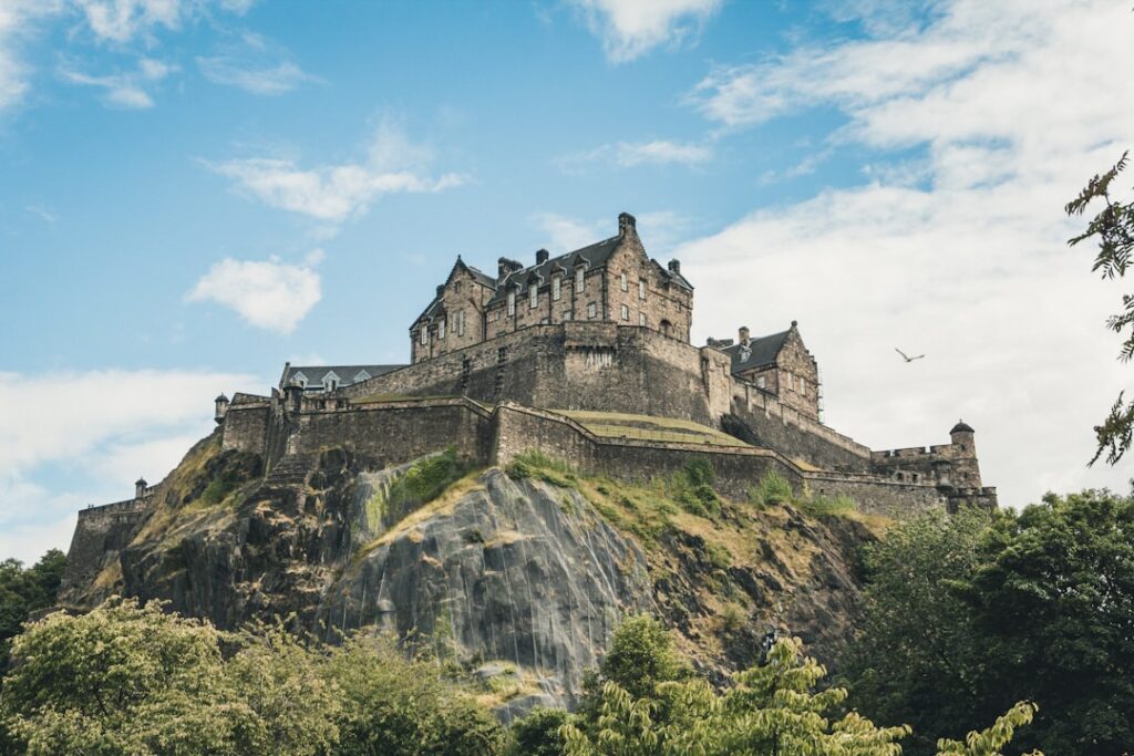 découvrez édimbourg, la capitale historique de l'écosse, célèbre pour son château emblématique, ses festivals culturels et ses ruelles médiévales.