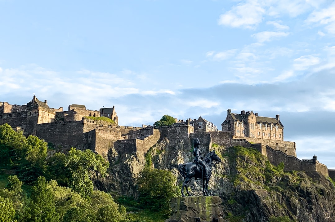 découvrez édimbourg, la capitale historique de l'écosse, célèbre pour son château majestueux, ses ruelles pittoresques et son riche patrimoine culturel.