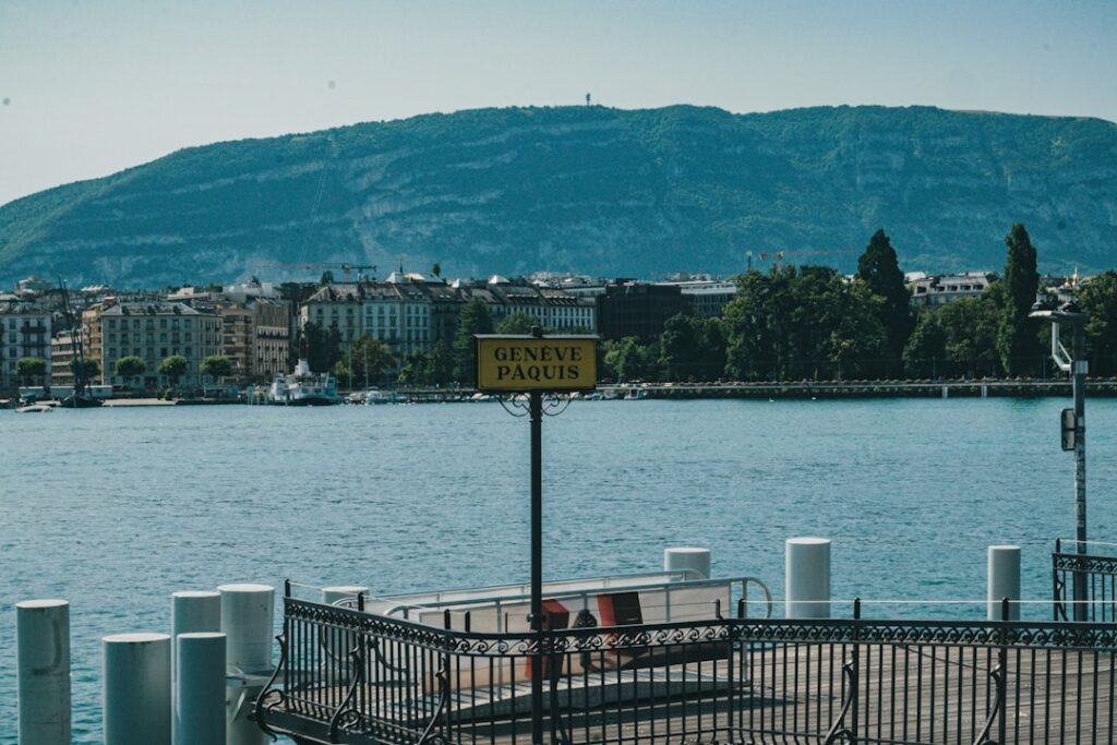 guide complet du parking à l'aéroport de genève : conseils, options et tarifs pour un stationnement facile et sécurisé.