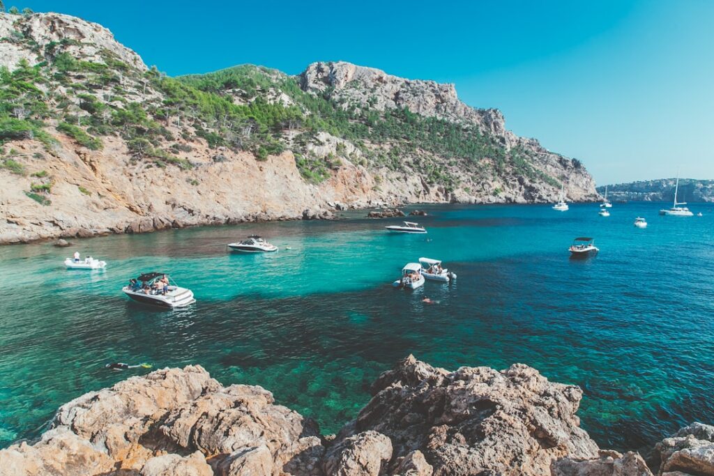 découvrez mallorca, une île enchanteresse des baléares, idéale pour des vacances entre plages paradisiaques, culture riche et nature préservée.