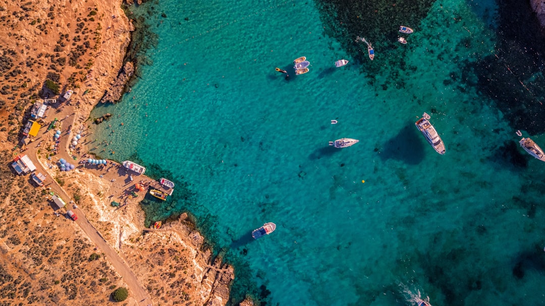 découvrez malte, un joyau méditerranéen riche en histoire, culture et plages magnifiques. parfait pour des vacances alliant détente et découvertes.