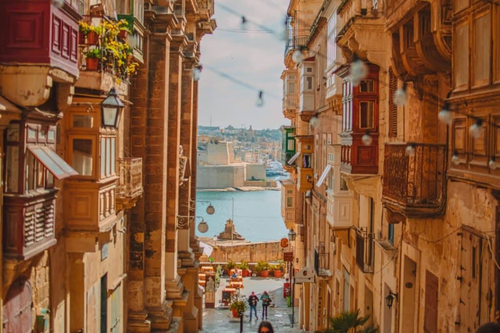 découvrez malte, une île méditerranéenne riche en histoire, paysages magnifiques et culture vibrante. parfaite pour des vacances entre mer, soleil et patrimoine exceptionnel.