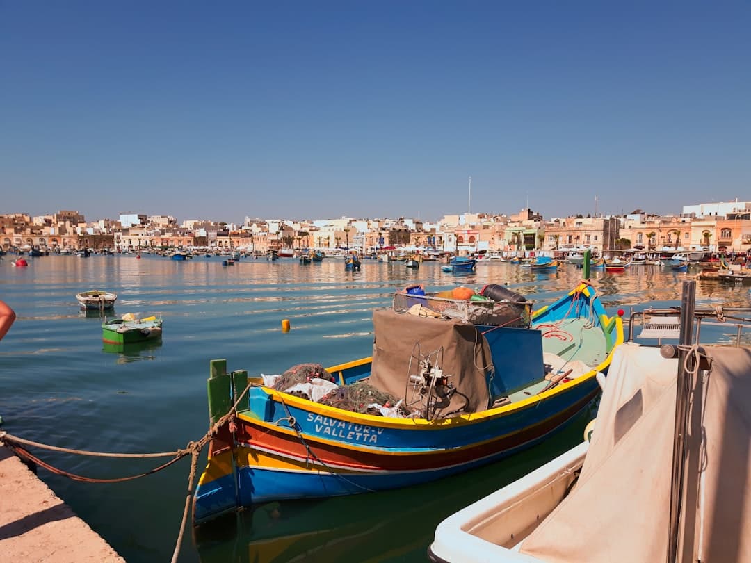 découvrez malte, une île méditerranéenne riche en histoire, paysages magnifiques et culture vibrante. parfaite pour des vacances entre plages, sites historiques et gastronomie locale.