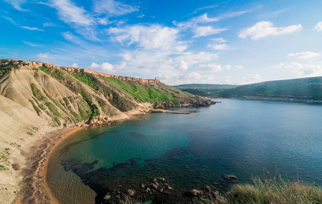 découvrez malte, une destination méditerranéenne alliant histoire riche, plages magnifiques et culture vibrante. explorez ses sites emblématiques et profitez d'un séjour inoubliable.