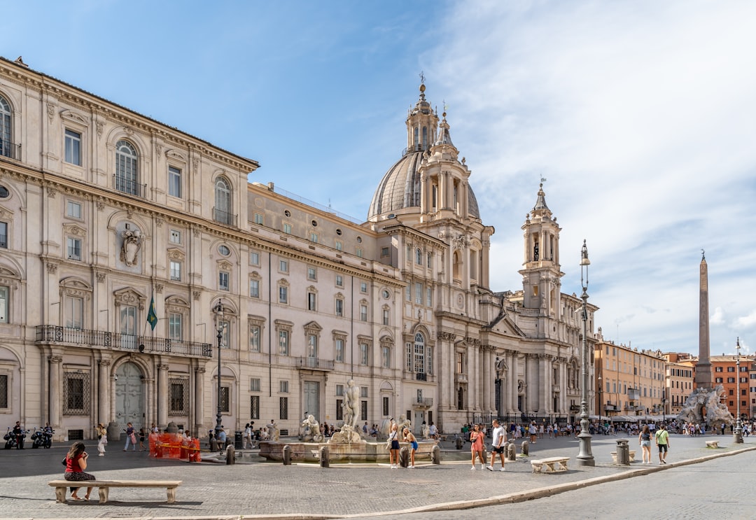 découvrez la beauté et l'histoire de la piazza navona, l'une des places les plus célèbres et animées de rome, réputée pour ses fontaines baroques et son ambiance unique.