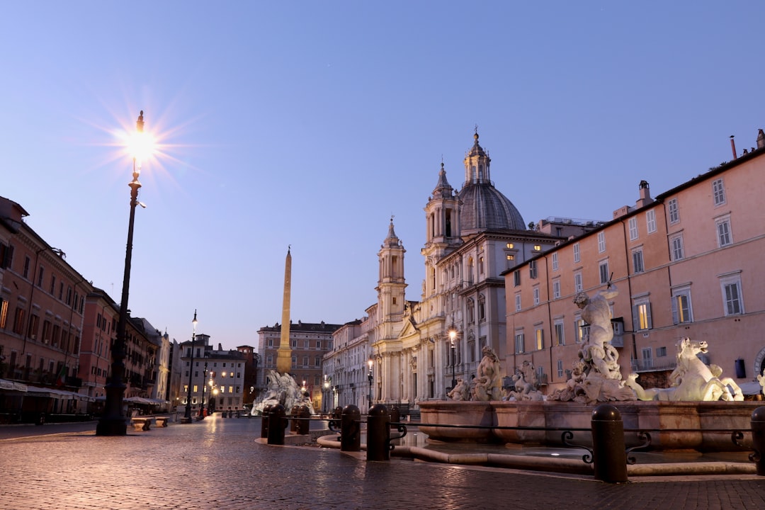 découvrez la piazza navona, l'une des places les plus emblématiques de rome, célèbre pour ses fontaines baroques, son ambiance animée et son riche patrimoine historique.