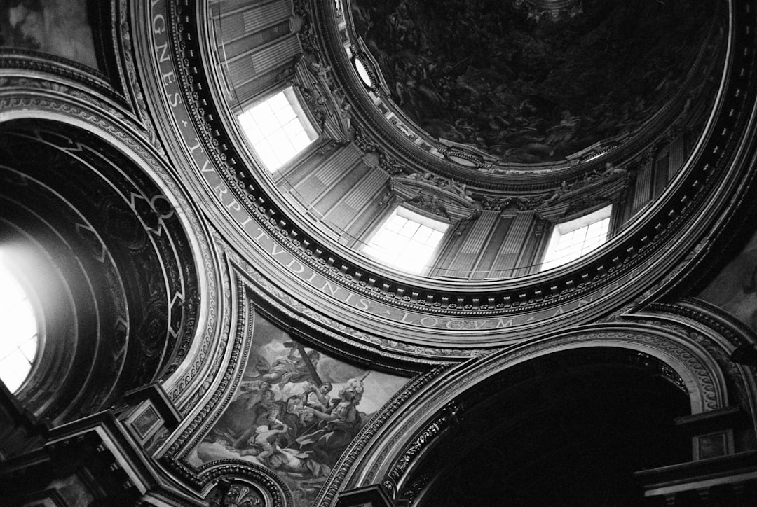 découvrez la piazza navona, l'une des places les plus célèbres de rome, réputée pour son architecture baroque, ses fontaines magnifiques et son ambiance animée.