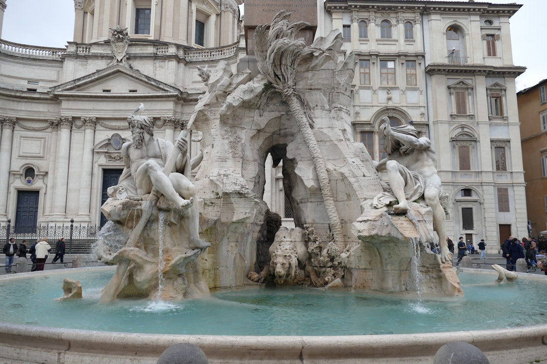découvrez la piazza navona, l'une des places les plus célèbres de rome, réputée pour ses magnifiques fontaines, son architecture baroque et son ambiance animée.