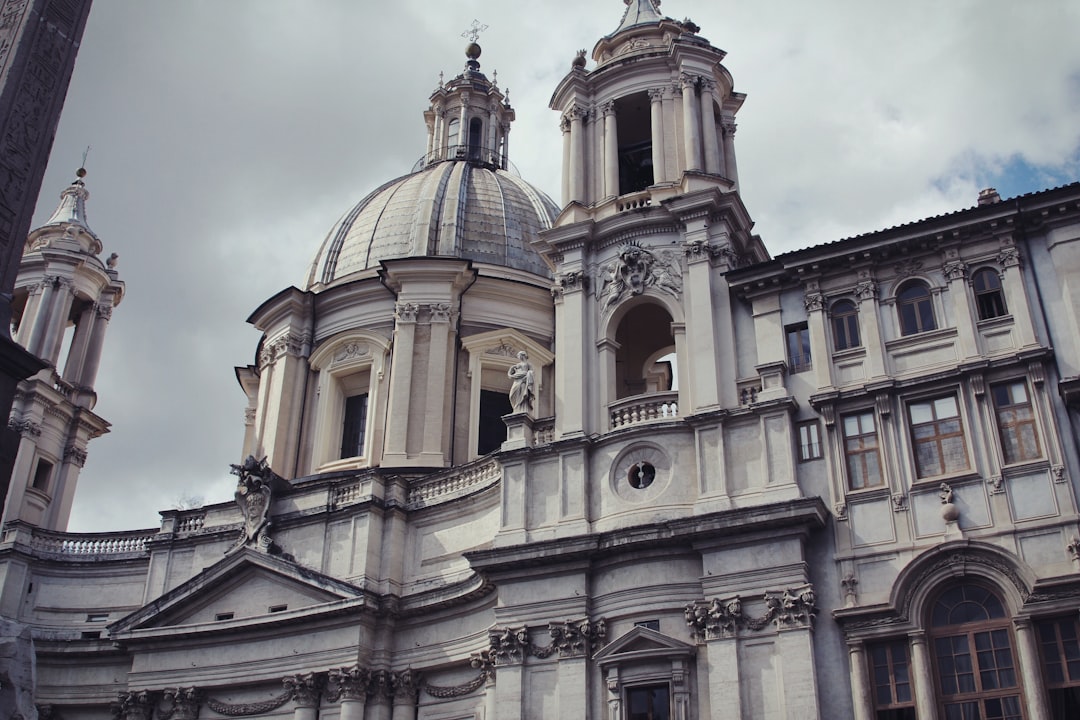 découvrez piazza navona, l'une des places les plus célèbres de rome, célèbre pour ses fontaines baroques, son ambiance animée et ses cafés pittoresques.