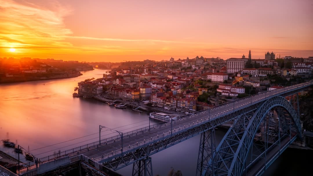 découvrez porto, une ville portuaire charmante du portugal, célèbre pour son vin de renommée mondiale, son architecture historique et ses paysages pittoresques au bord du douro.