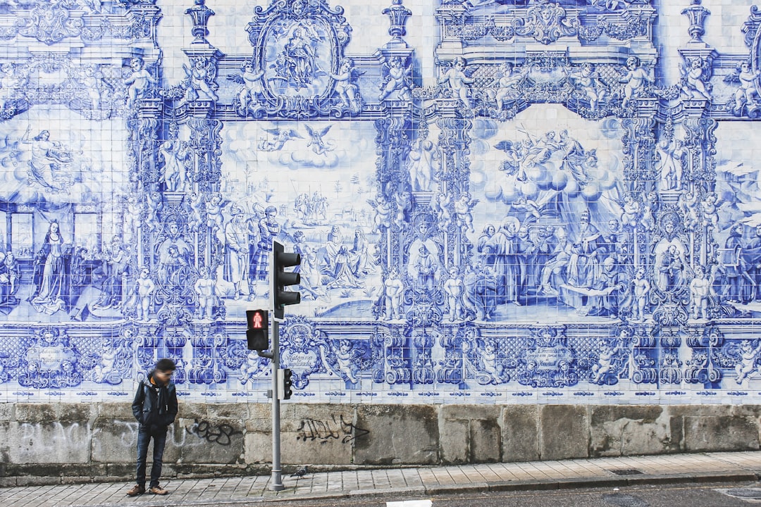 découvrez porto, une ville iconique du portugal, célèbre pour ses ruelles pittoresques, son vin renommé et son riche patrimoine culturel.