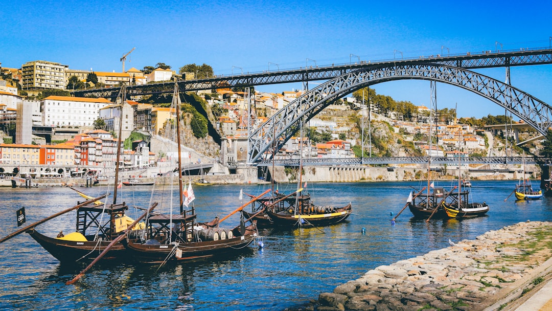 découvrez porto, ville emblématique du portugal, célèbre pour son charme historique, ses vins renommés et ses paysages pittoresques au bord du fleuve douro.