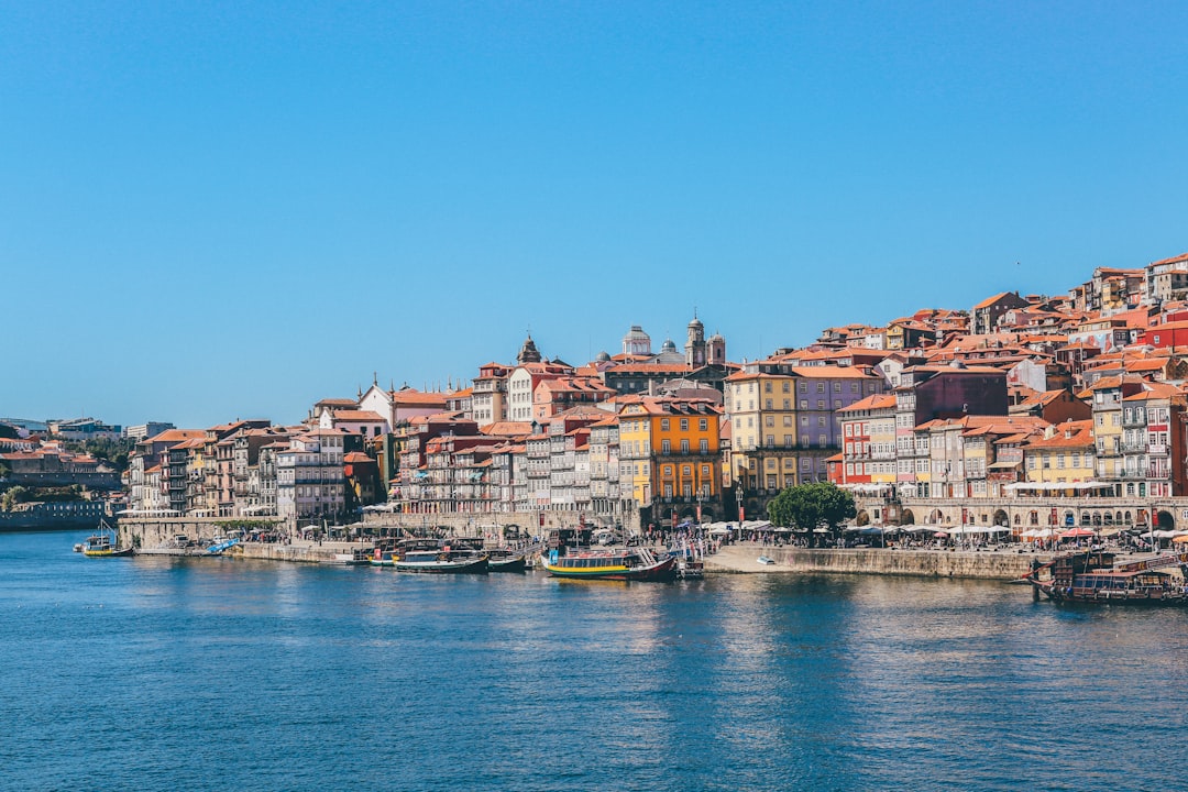 découvrez porto, la charmante ville portuaire du portugal, renommée pour son patrimoine historique, ses vins uniques et son ambiance chaleureuse.