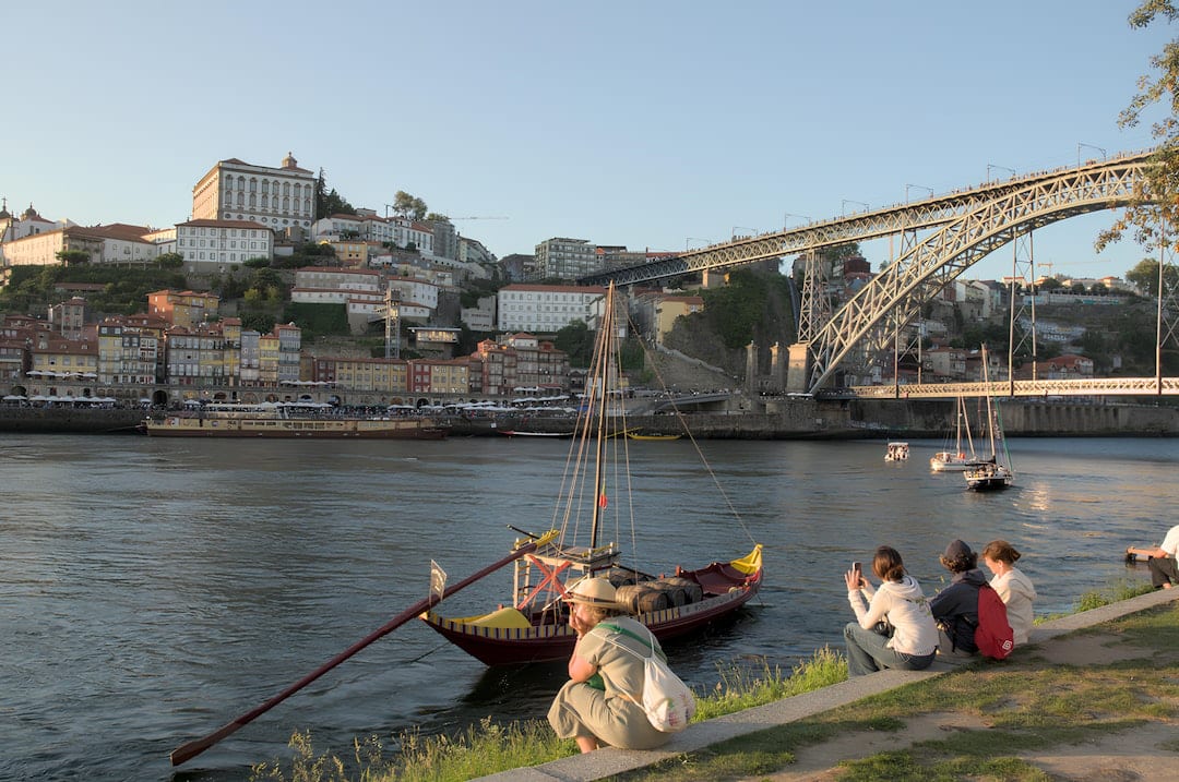 découvrez porto, une ville portuaire emblématique du portugal, riche en histoire, culture et gastronomie, parfaite pour un séjour inoubliable.