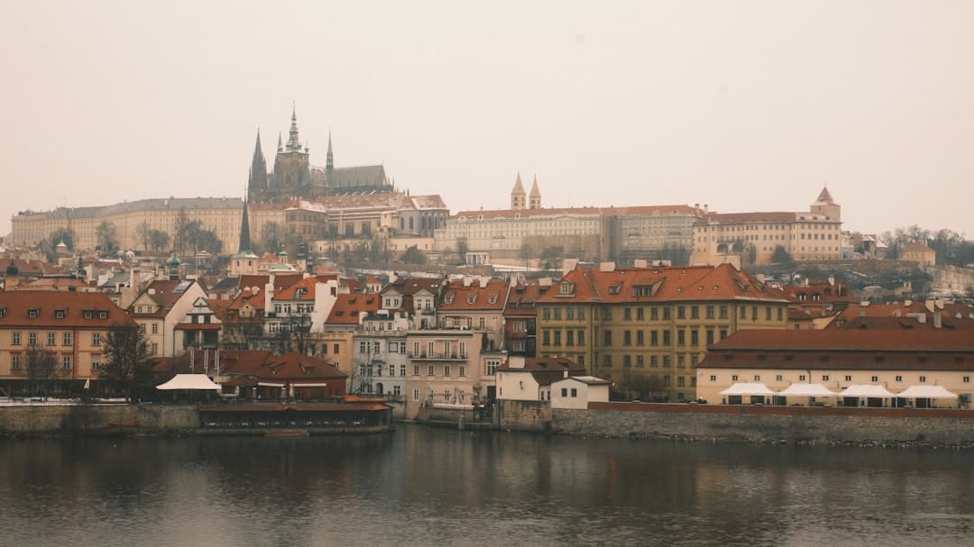 découvrez la prague card, votre pass tout-en-un pour explorer prague avec accès gratuit aux musées, transports en commun et attractions touristiques majeures.