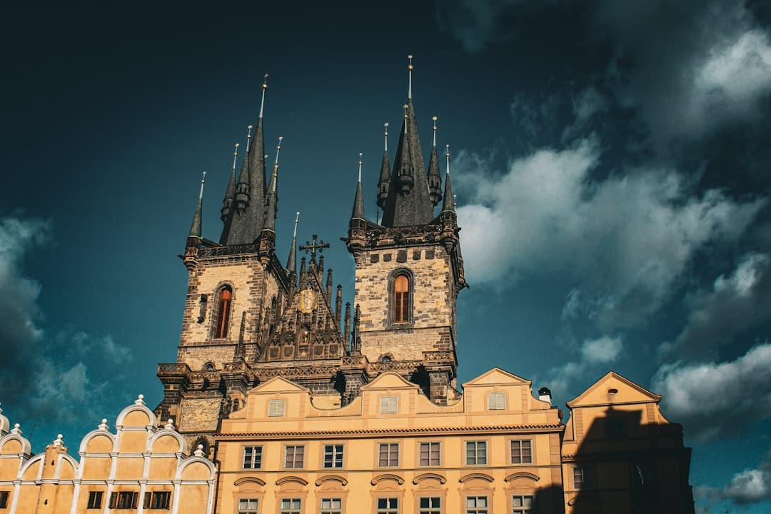 découvrez la prague card, votre pass tout-en-un pour explorer prague avec accès gratuit aux musées, transports illimités et réductions exclusives.