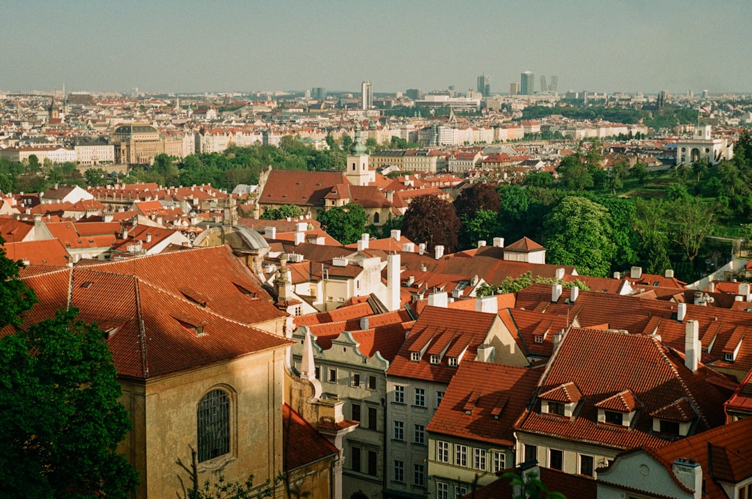 découvrez la prague card, votre pass tout-en-un pour accéder facilement aux principales attractions de prague, profiter de musées, transports et visites guidées à prix réduit.
