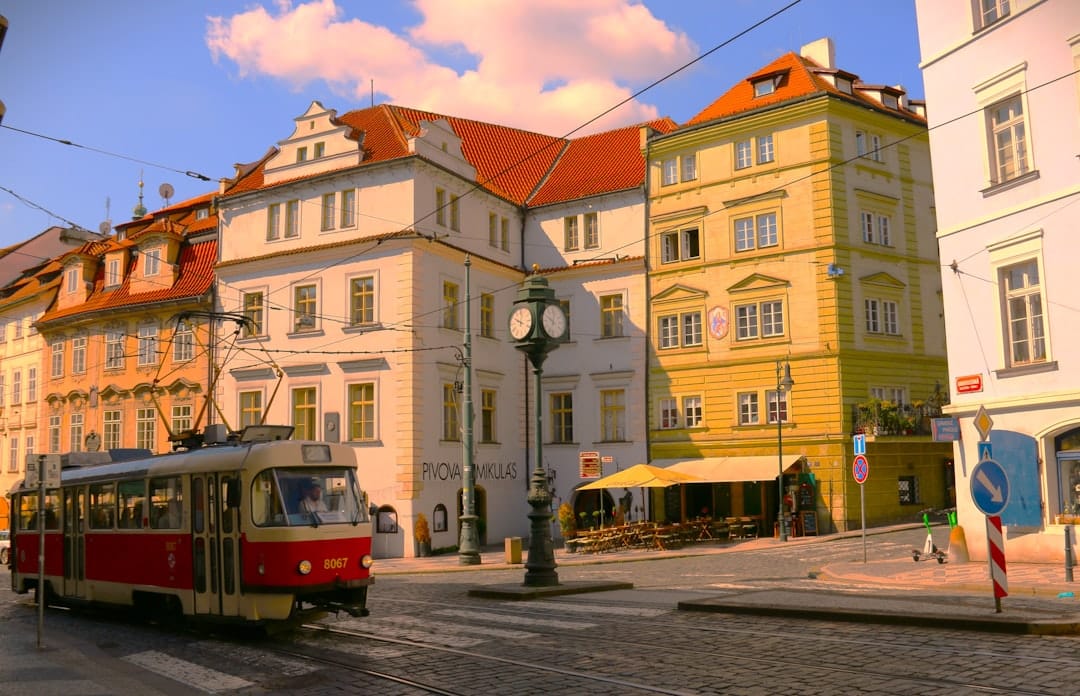 découvrez la prague card, votre pass tout-en-un pour accéder facilement aux attractions majeures de prague, profiter des transports en commun gratuits et bénéficier de réductions exclusives.