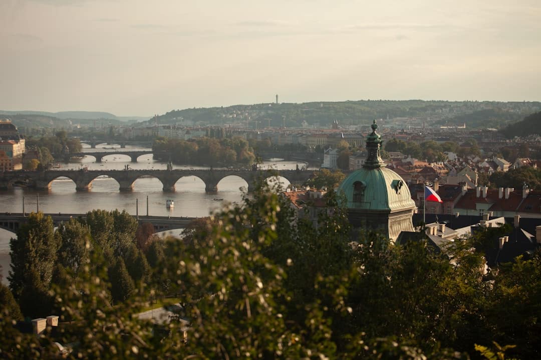 découvrez la prague card, votre pass tout-en-un pour explorer les attractions incontournables de prague, profiter des transports gratuits et bénéficier d'entrées prioritaires.