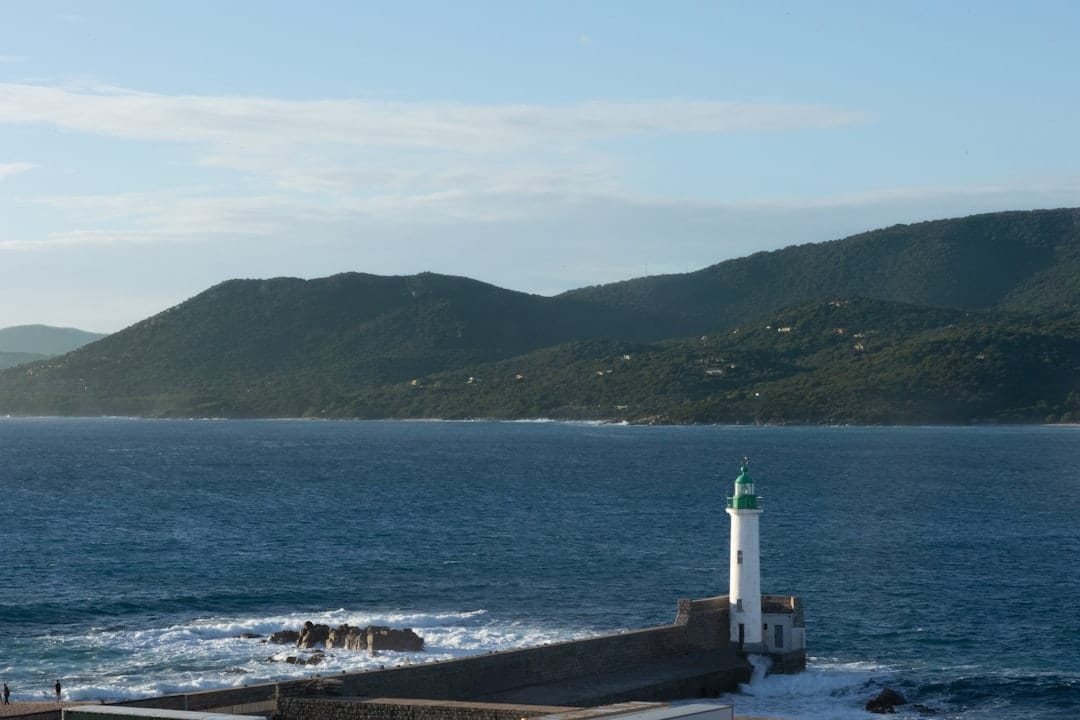 découvrez propriano, charmante ville côtière en corse, idéale pour des vacances entre plages paradisiaques, culture locale et gastronomie méditerranéenne.