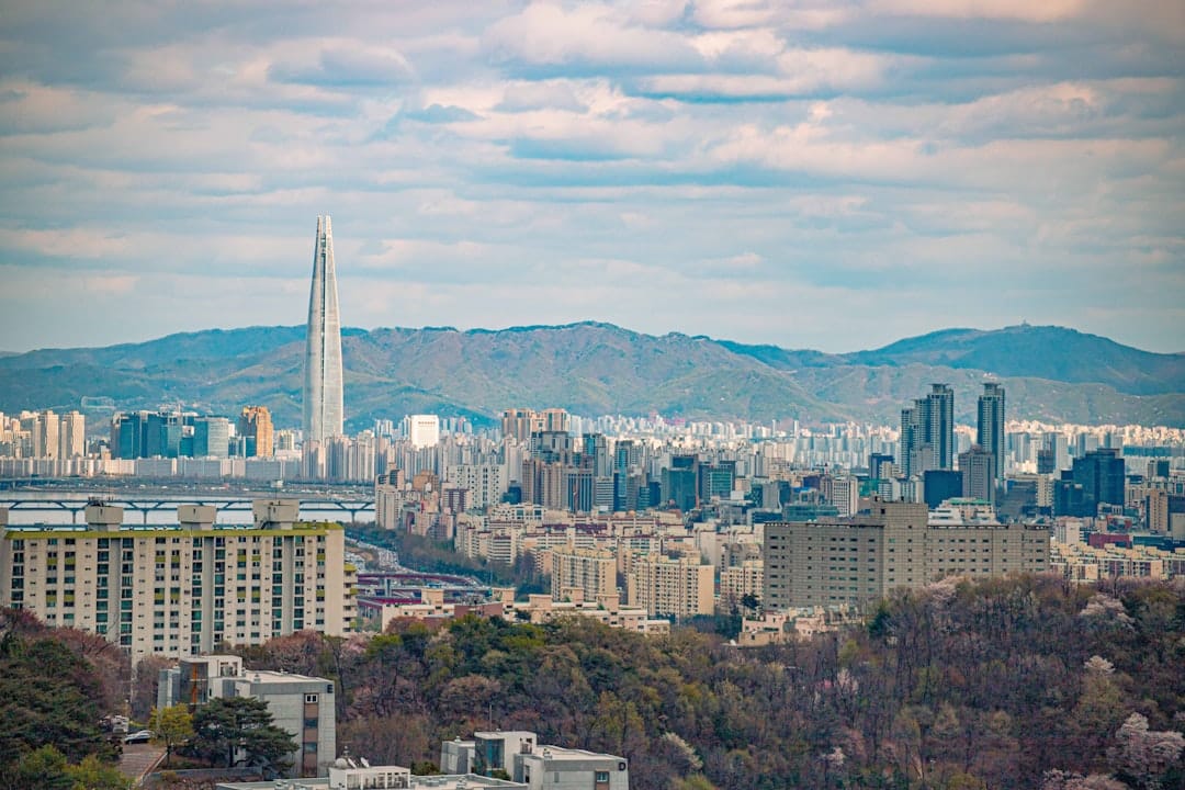 découvrez les trésors cachés de séoul, entre histoire fascinante, culture vibrante et paysages urbains modernes. explorez séoul comme jamais auparavant !