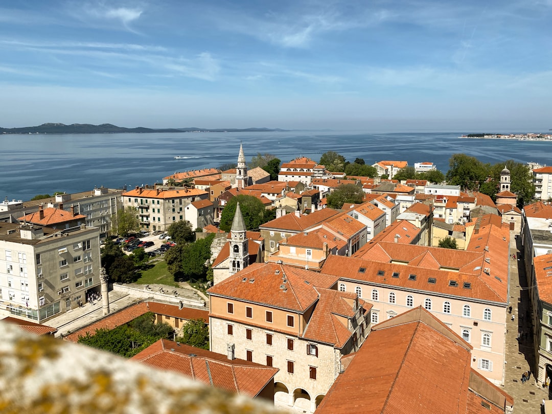 découvrez les incontournables de zadar, une ville riche en histoire, culture et paysages magnifiques sur la côte croate.