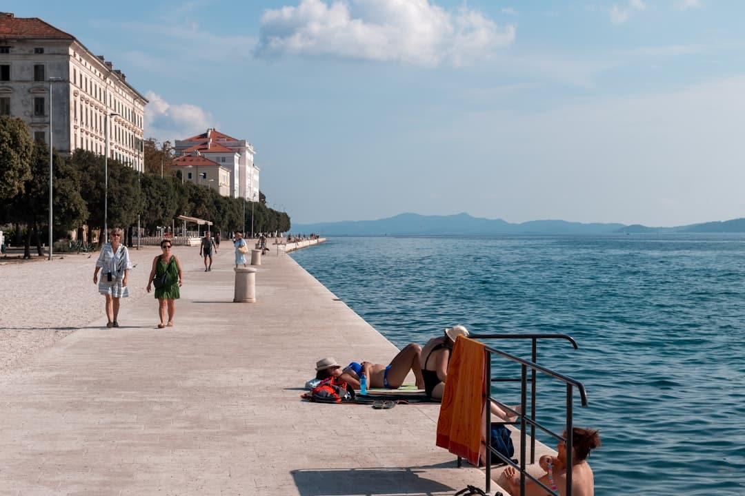 découvrez les incontournables de zadar : sites historiques, plages magnifiques, et culture vibrante pour un séjour inoubliable en croatie.
