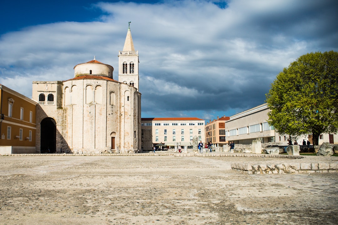 découvrez les incontournables de zadar : sites historiques, magnifiques plages et trésors culturels à ne pas manquer lors de votre visite.