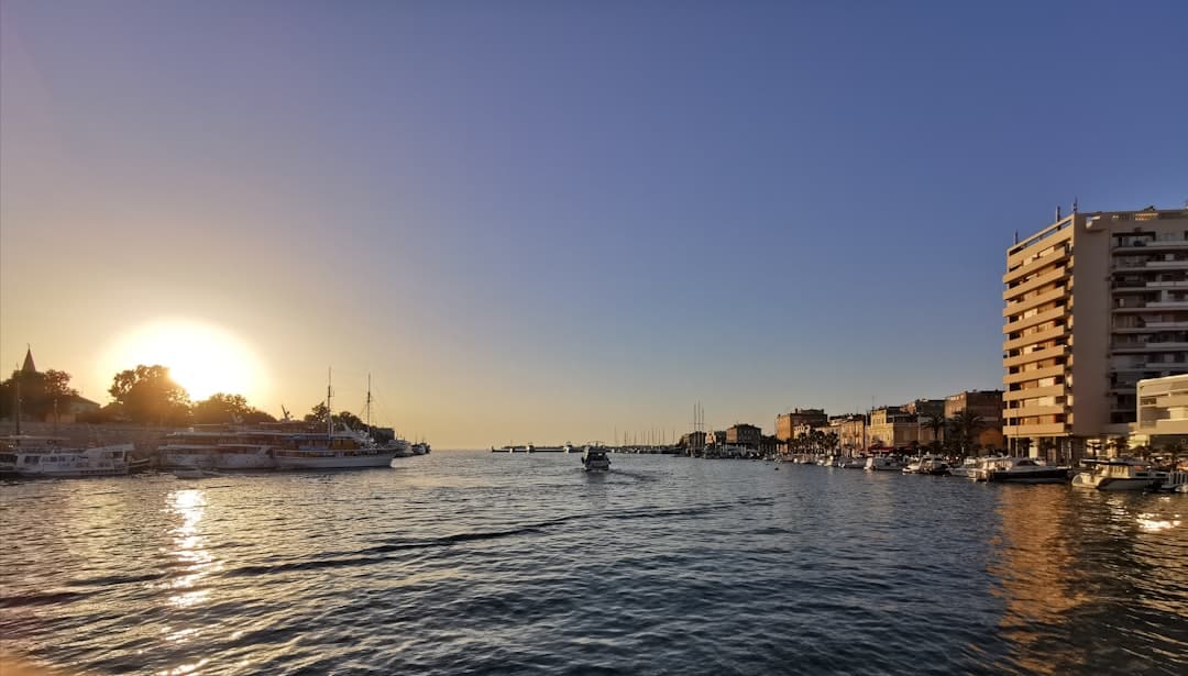 découvrez les incontournables de zadar : sites historiques, plages magnifiques et attractions culturelles à ne pas manquer lors de votre visite.