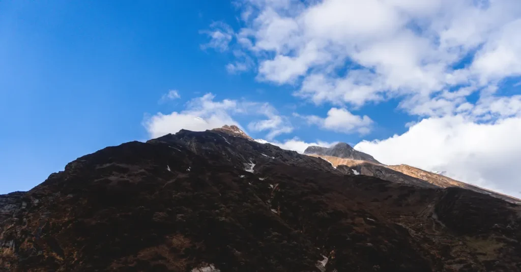 Trek Everest Base Camp à deux : Benkar → Namche Bazaar (journée 2), le vrai mode d’emploi Breathtaking image of the Machhapuchchhre mountain peak, showcasing natural beauty with a blue sky backdrop.