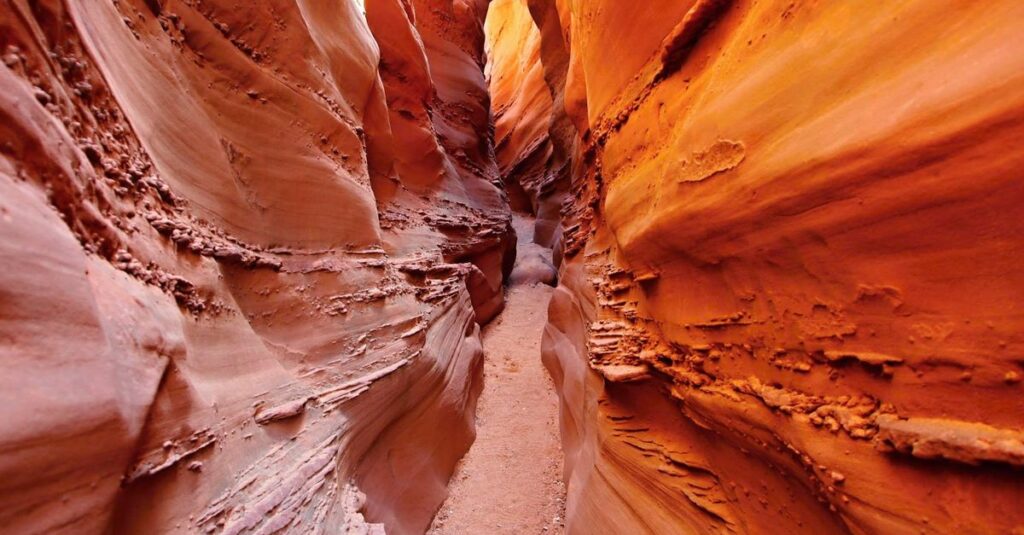 Peekaboo & Spooky à deux : la rando “slot canyons” dans le sud de l’Utah (sans se faire peur) Breathtaking view of a narrow red rock canyon showcasing natural erosion and formations.