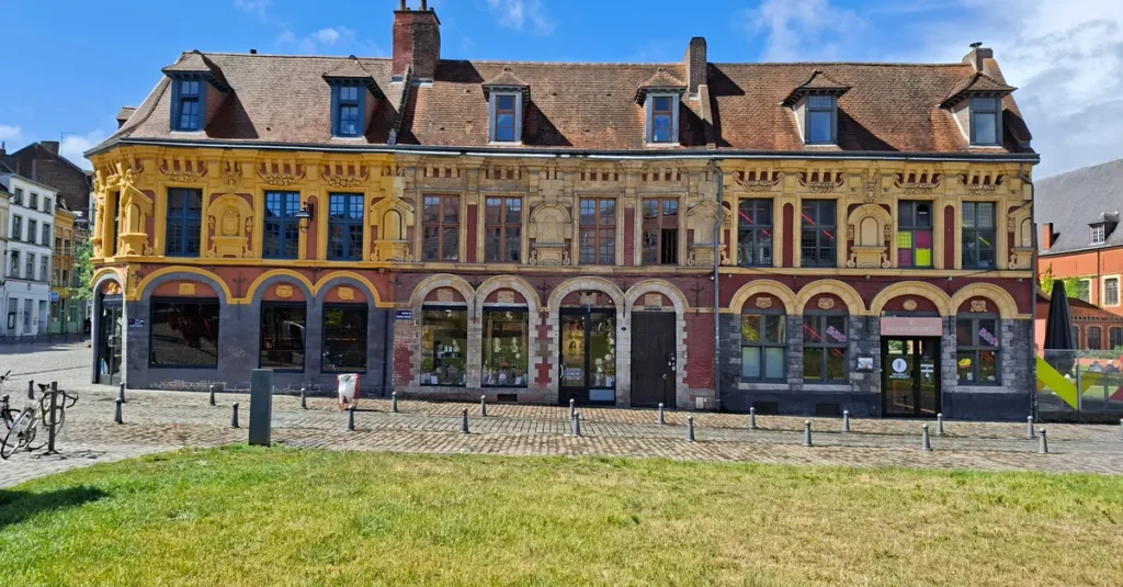 Voyage à Lille : week-end en couple entre flamands, culture et bonnes assiettes Charming Flemish-style building in Lille's scenic old town square.