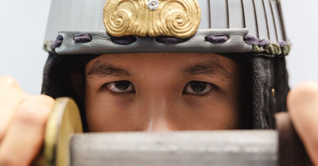 Musée des Samouraïs à Shinjuku (Tokyo) : visite en couple, billet (quand il est ouvert) et vrai plan B Close-up of a samurai warrior's eyes with a traditional helmet, holding a sword.