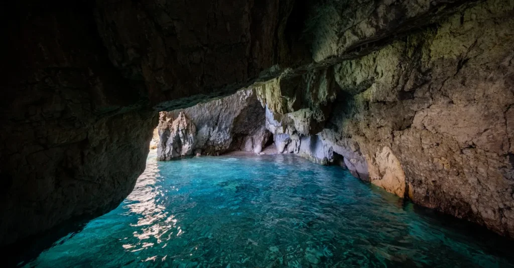 Kefalonia en couple : le guide concret (plages, grottes, budget) sans se cramer Explore stunning turquoise waters and rock formations inside a serene limestone cave.