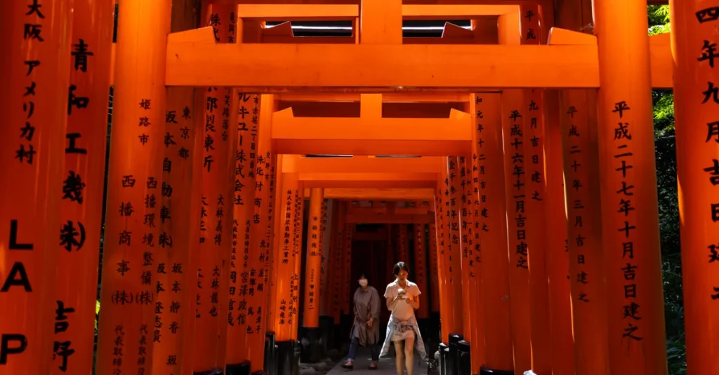 Visiter les temples de Kyoto en couple : itinéraire concret, horaires anti-foule et spots qui font mouche Explore the vibrant orange torii gates of Kyoto's Fushimi Inari Shrine, a landmark of Japanese spirituality.