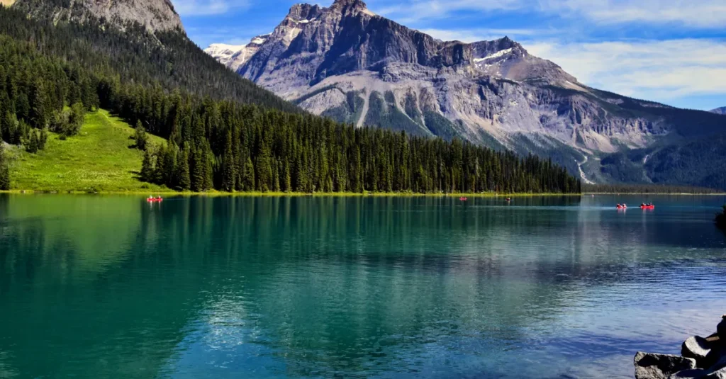 Emerald Lake Trail en couple (Rocky Mountain National Park) : le guide concret pour voir les “lacs émeraude” sans transformer ça en marathon Majestic view of Emerald Lake with reflections and towering mountains in BC, Canada.