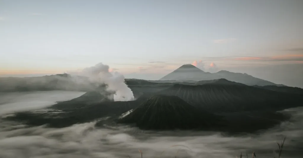 Dieng Plateau en couple : lever de soleil, lacs de soufre et journée anti-stress (guide concret) Scenic sunrise view of Mount Bromo with mist and volcanic steam in East Java, Indonesia.