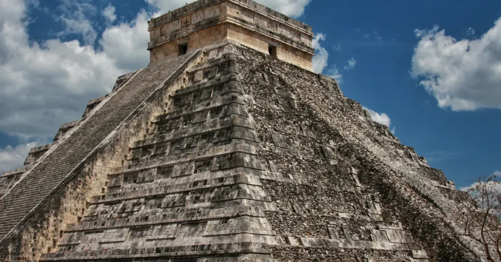 Chichén Itzá en couple depuis Tulum : le day-trip concret (sans se cramer ni se perdre) Stunning view of El Castillo, the pyramid at Chichén-Itzá, under a vibrant sky.