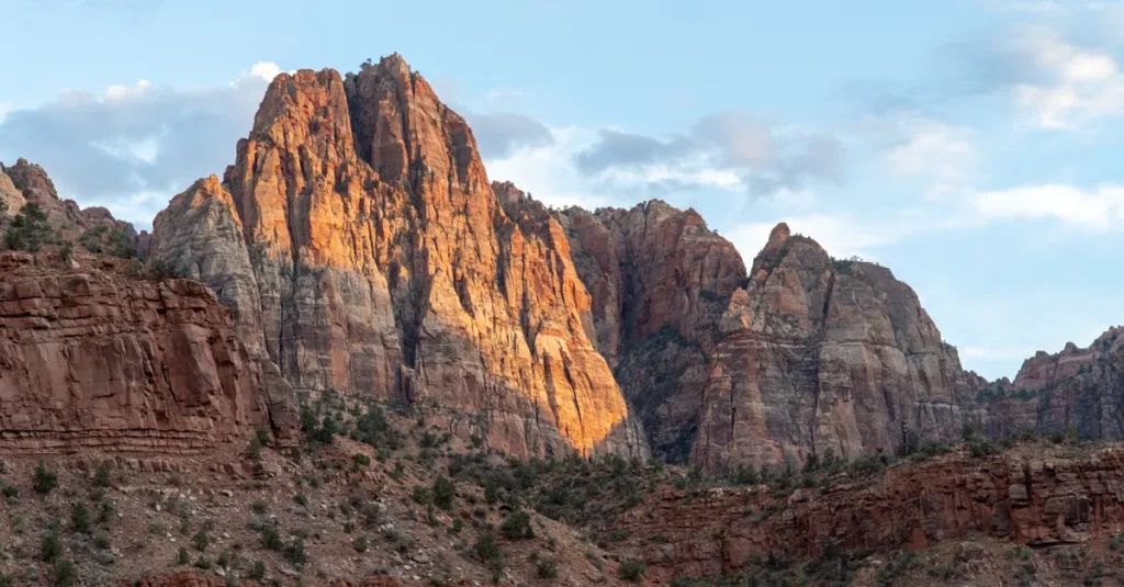 Zion National Park en couple : les randos qui font vraiment kiffer (sans tomber dans les pièges) A breathtaking view of Zion National Park's towering cliffs during a vibrant sunset in Utah.