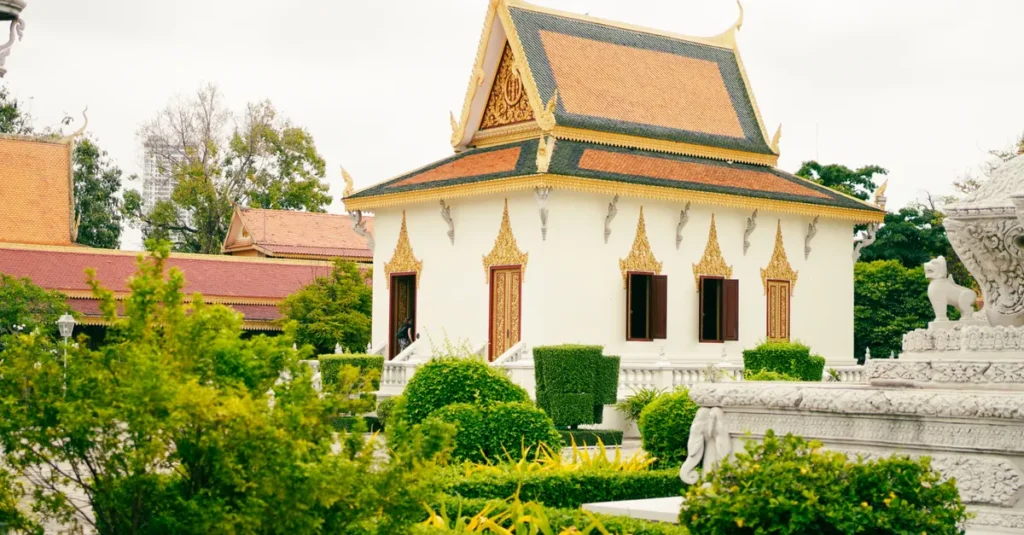 Phnom Penh à deux : le Palais Royal & la Silver Pagoda, le plan qui fait mouche (sans piège côté tenue et billets) A glimpse of the ornate Khmer architecture at the Royal Palace in Phnom Penh, Cambodia.